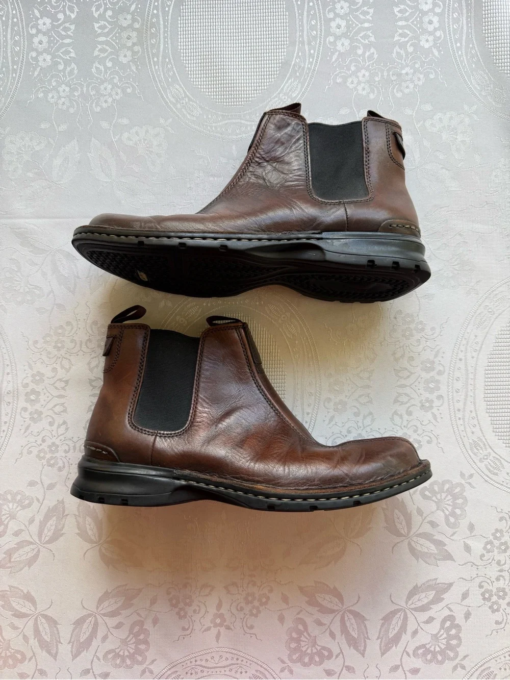 Clark’s Brown Leather Chelsea Boots Men’s Size 9.5M Classic Slip-On Style Shoes